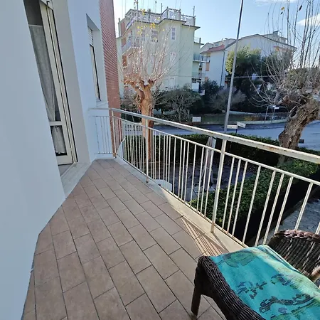 L08 - Trilocale Al Centro Del Paese Con Posto Auto Apartamento Numana