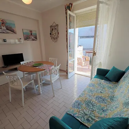 L08 - Trilocale Al Centro Del Paese Con Posto Auto Apartamento Numana